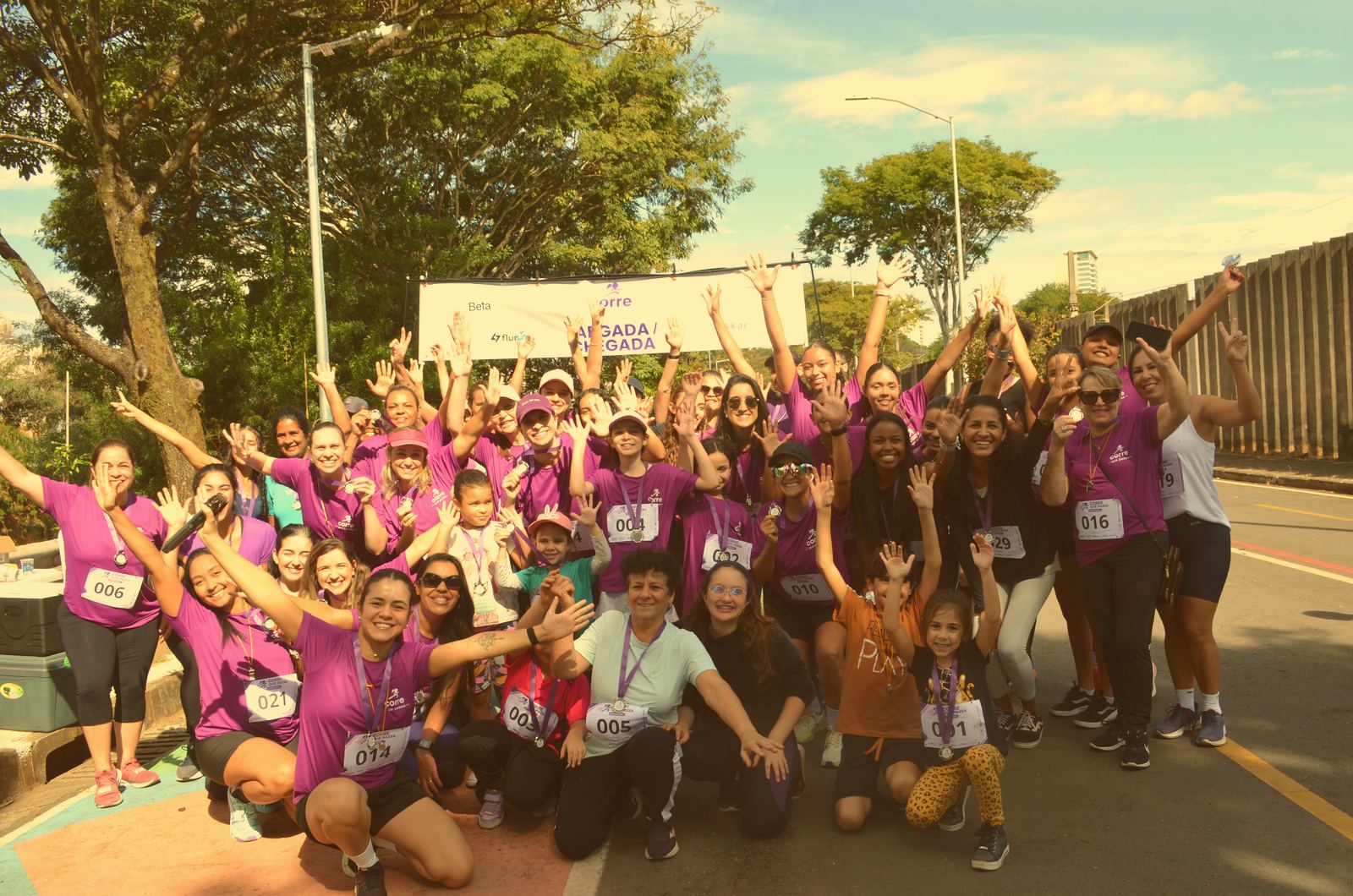 Mulheres do Corre que passa reunidas ao pôr do sol